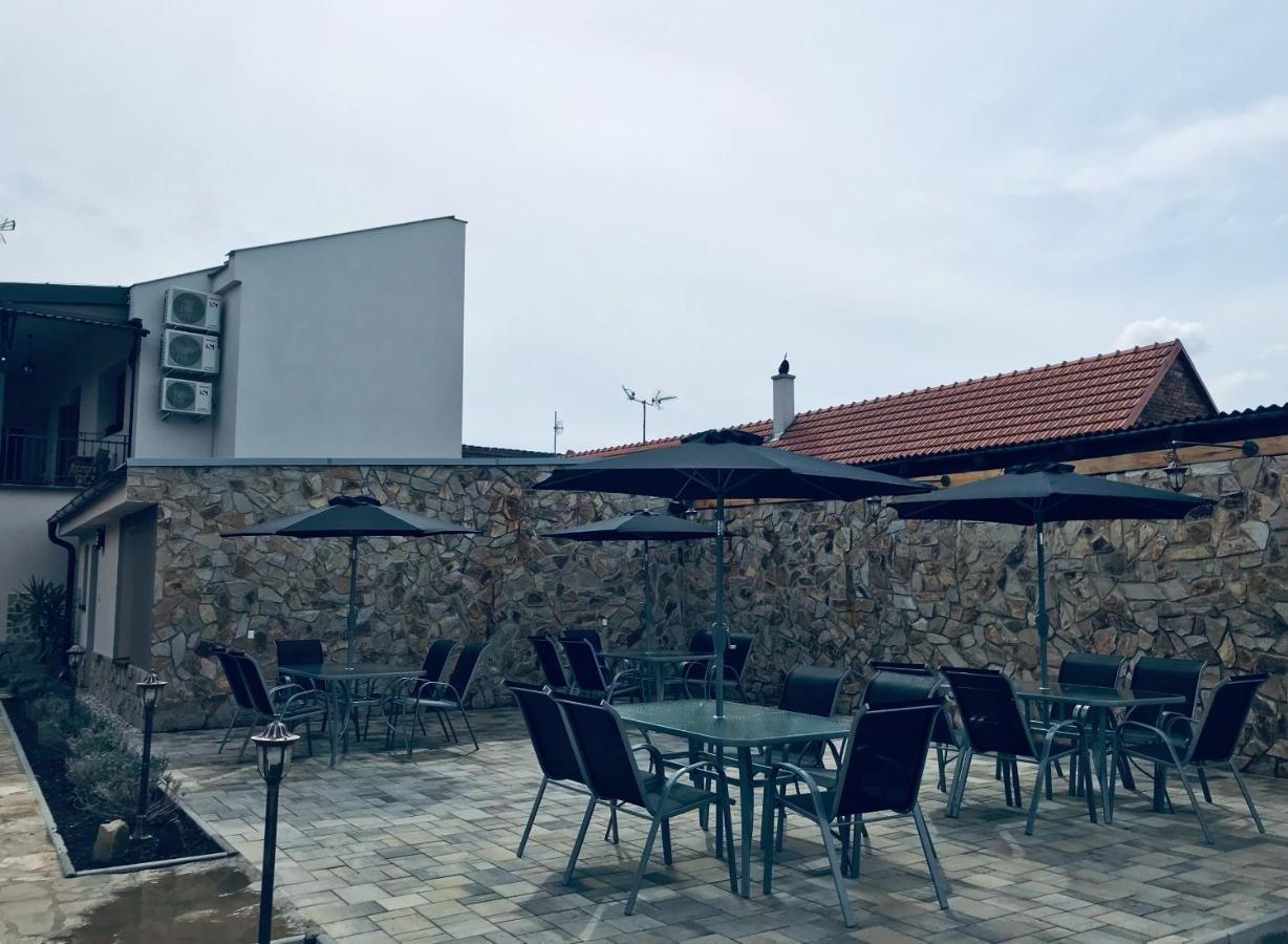 Cafe De La Creme Hotel Kuzelov Eksteriør billede