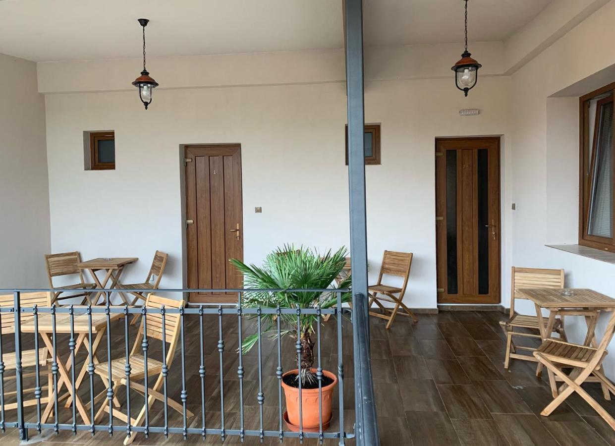 Cafe De La Creme Hotel Kuzelov Eksteriør billede