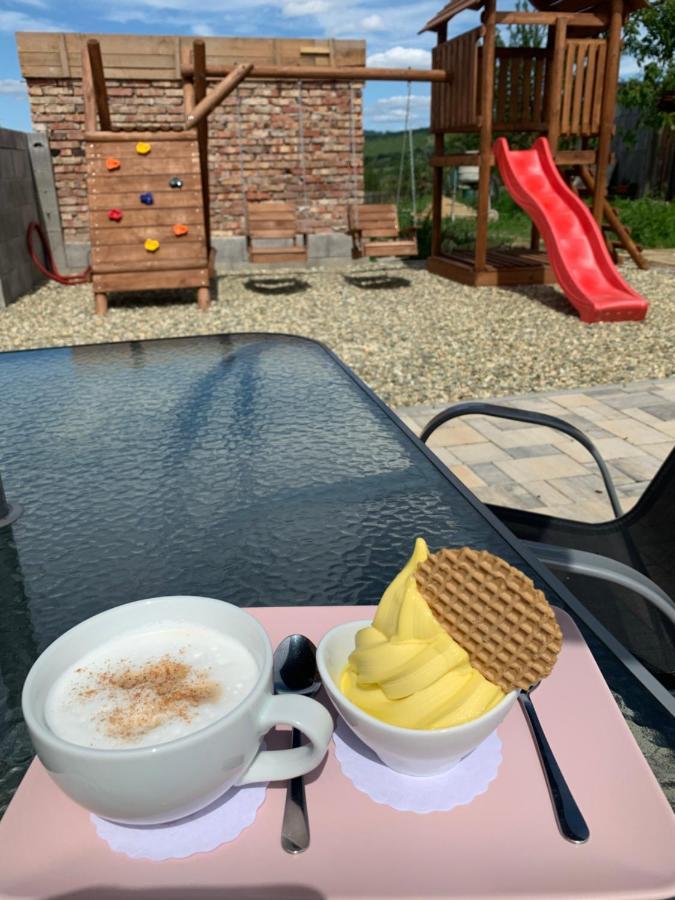 Cafe De La Creme Hotel Kuzelov Eksteriør billede